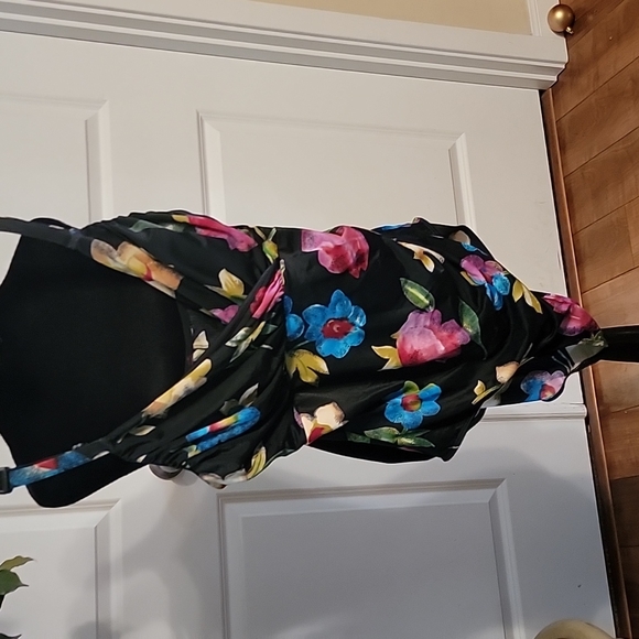 Sun Streak Newport News Black w/Floral Print Swimsuit 18W lined mid section - Picture 2 of 11